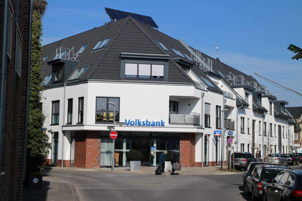 Mehrfamilienhaus mit Bankgebäude