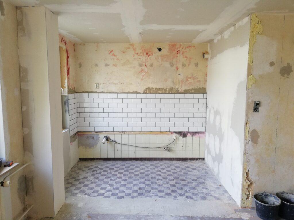 Durchbruch; Fliesenspiegel; Abgehängte Decke; Trockenbau