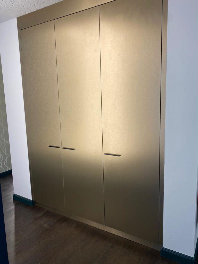 Einbauschrank bronze Zahnarztpraxis