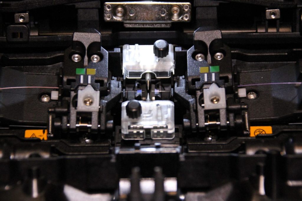 Blick auf die Elektroden / V-Nut eines Spleißgerätes