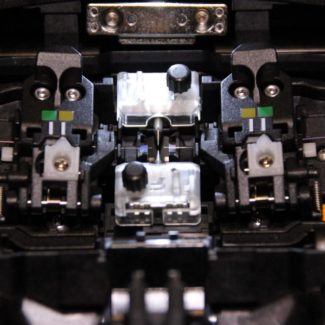 Blick auf die Elektroden / V-Nut eines Spleißgerätes 